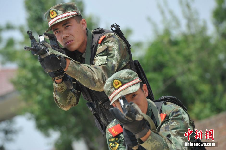 山西武警群体围攻暴恐分子