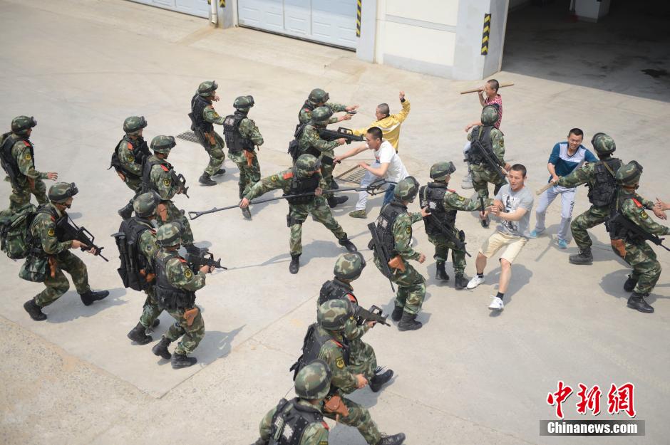 山西武警群体围攻暴恐分子