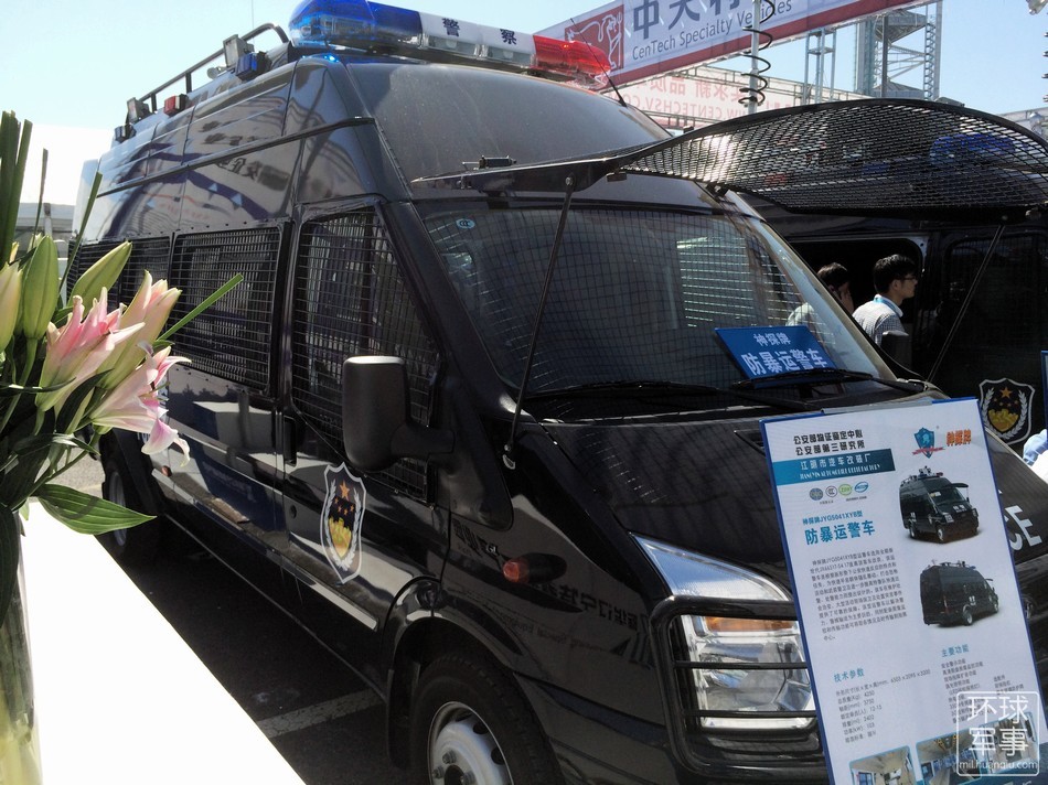 防暴运警车(摄影:刘昆) 14/21 隐藏描述