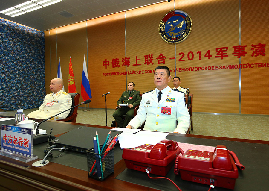 5月20日,中方演习总导演,海军副司令员田中中将(右一)在联合导演部