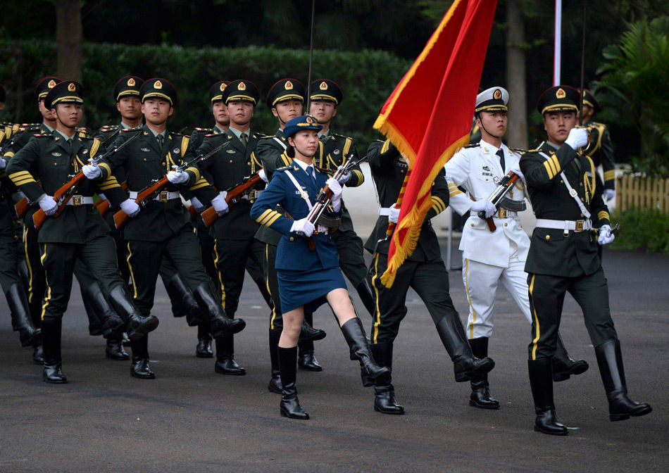 解放军女仪仗队员再次列队迎宾