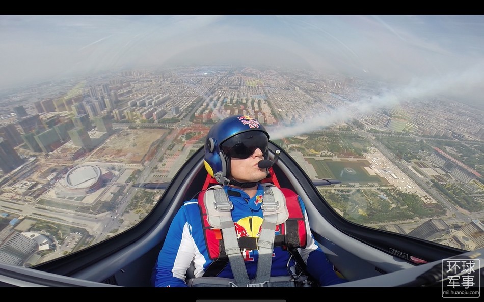 中国红牛特技飞行队队员驾驶xa42特技飞机在安阳市区上空飞行 16/24