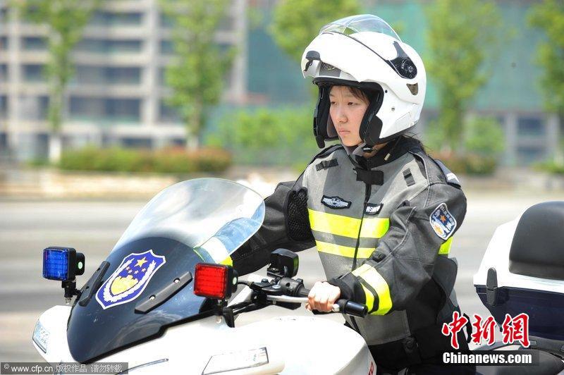 贵阳女警花骑行装备先进时髦