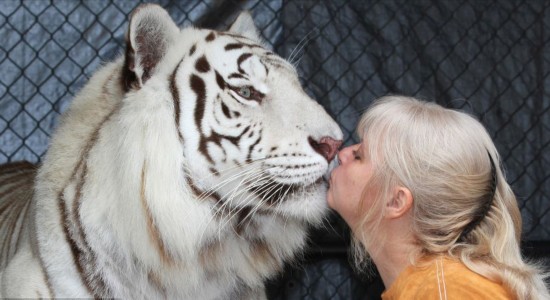 珍妮丝表示:"它们摸我的脸,让我亲吻它们的鼻子,我还可以拥抱它们.