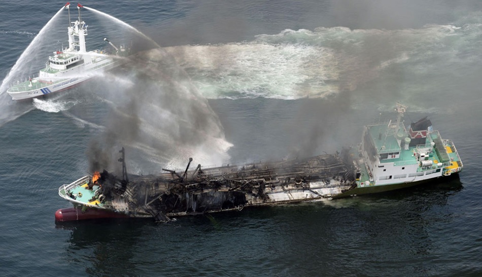 日本第5管区海上保安本部接到报警称,兵库县姬路港近海一油轮冒黑烟