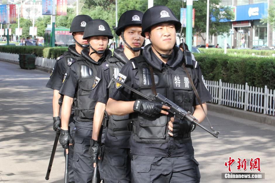 山西街头有成群特警武装巡逻