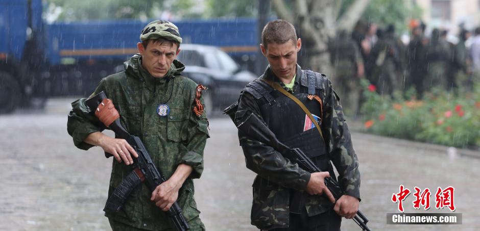 乌东部民间武装架起高射机枪