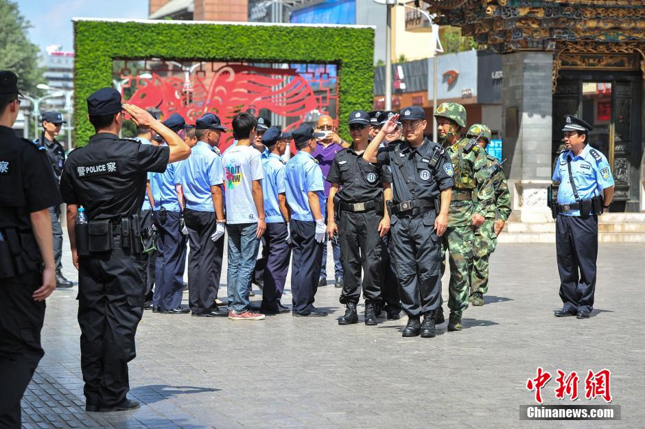 隐藏描述1/35月29日,昆明市副市长,市公安局局长赵立功身着执勤服佩戴