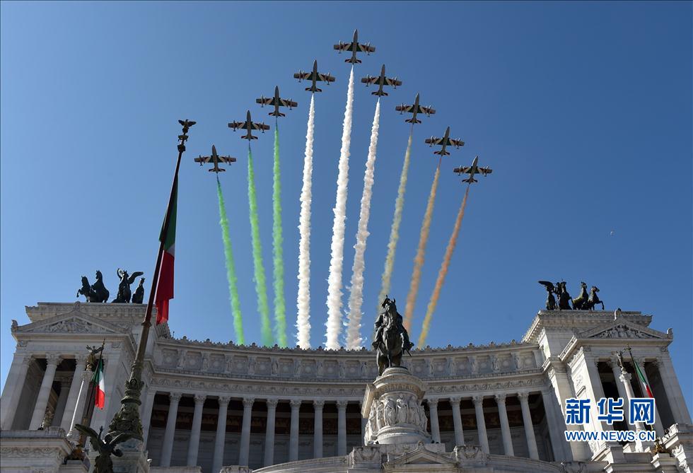 意大利庆祝国庆日首都举行华丽飞行表演