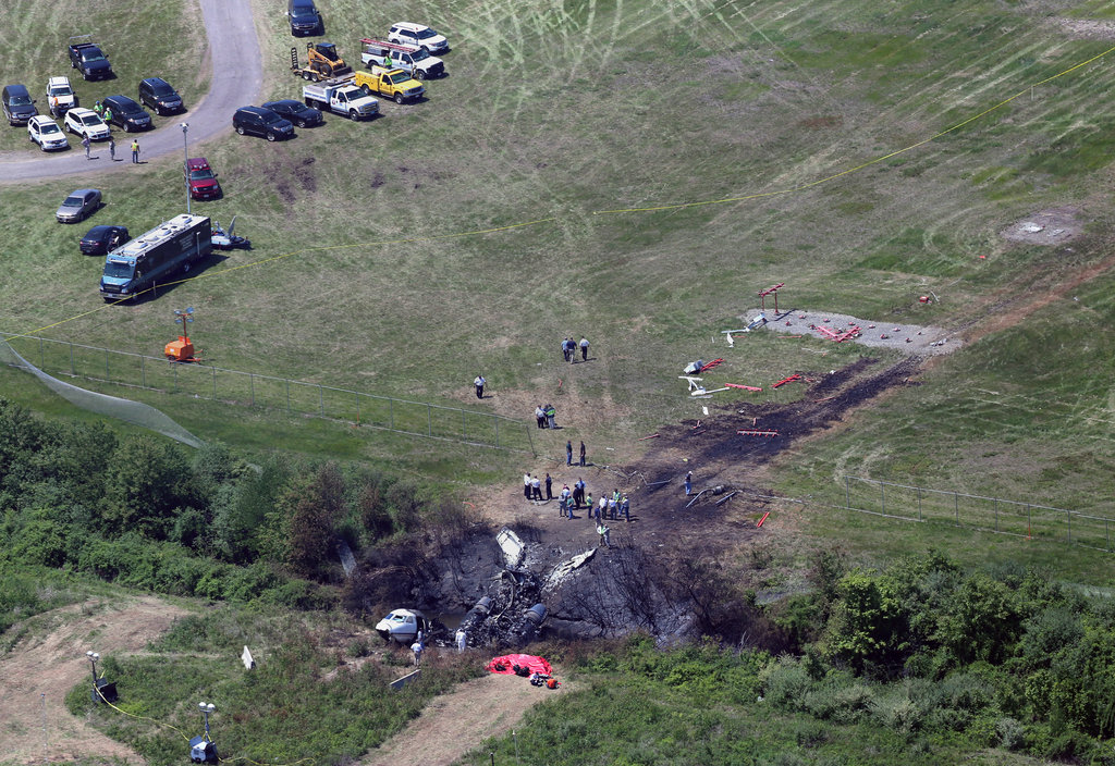 美国飞机坠毁致7人死亡 事故调查进行中