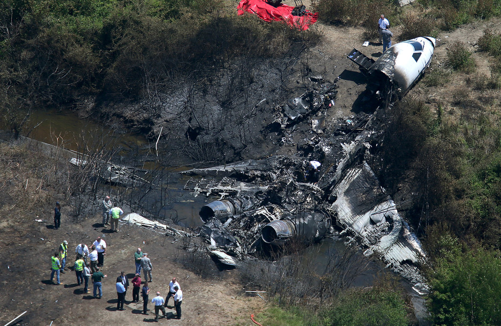 美国飞机坠毁致7人死亡 事故调查进行中