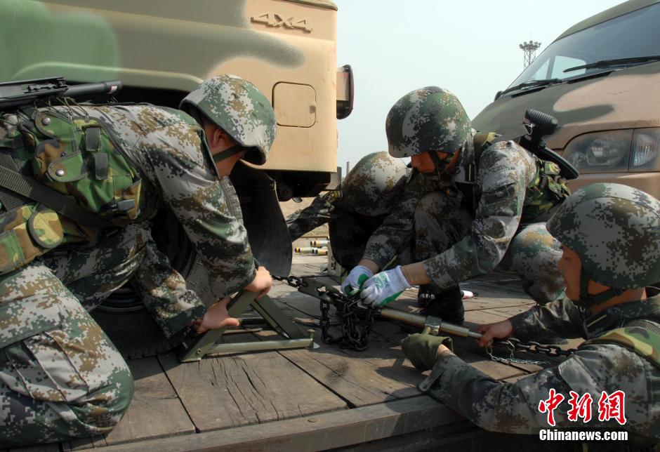 解放军用民用工具运输大量部队