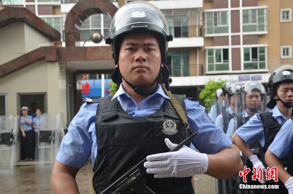 中越边境广西防城港交警今起佩枪执勤