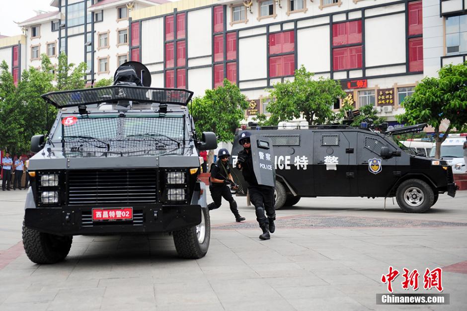 特警用钢叉制服拿菜刀歹徒