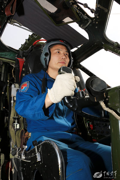 解放军新型轰6驾驶舱内部曝光