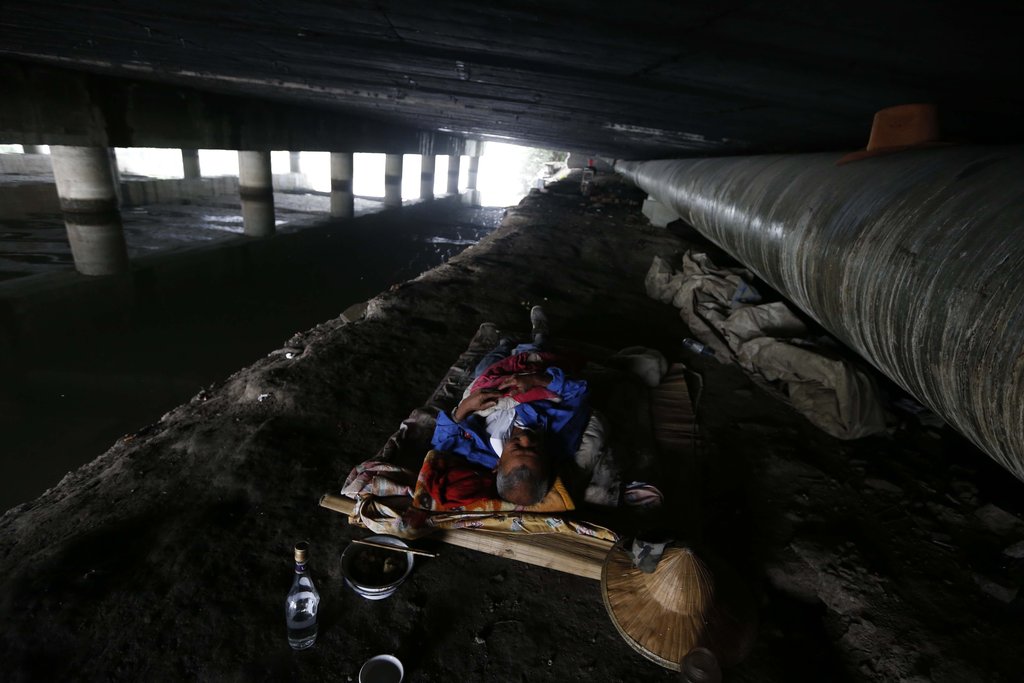 宁波六旬老人蜗居桥洞12年