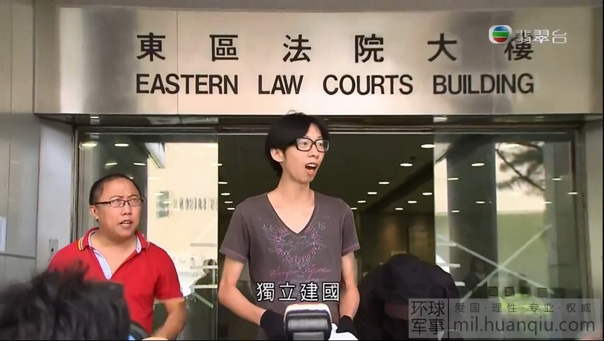 闯驻港部队者喊港独口号被掌掴