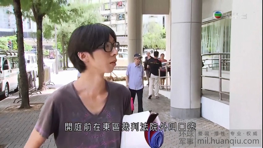 闯驻港部队者喊港独口号被掌掴