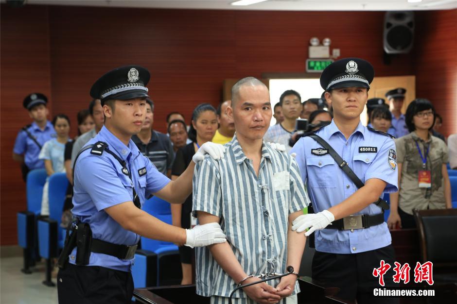 广西砍杀计生干部男子被判死刑 与妻子吻别