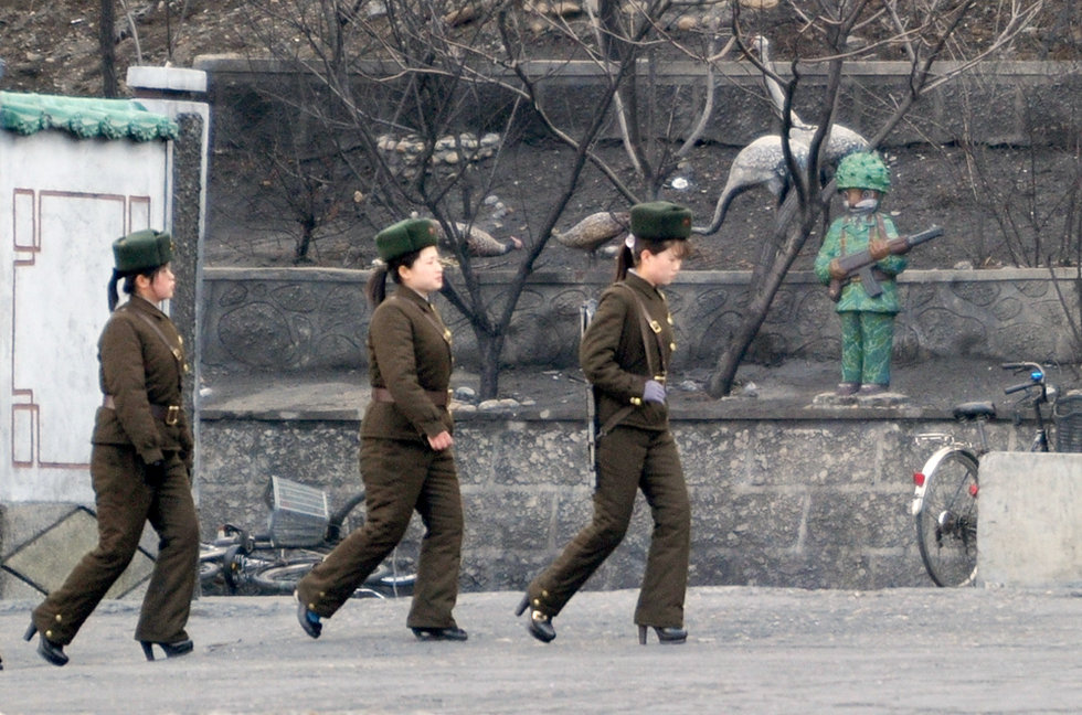 朝鲜女兵穿高跟鞋背枪巡视边境