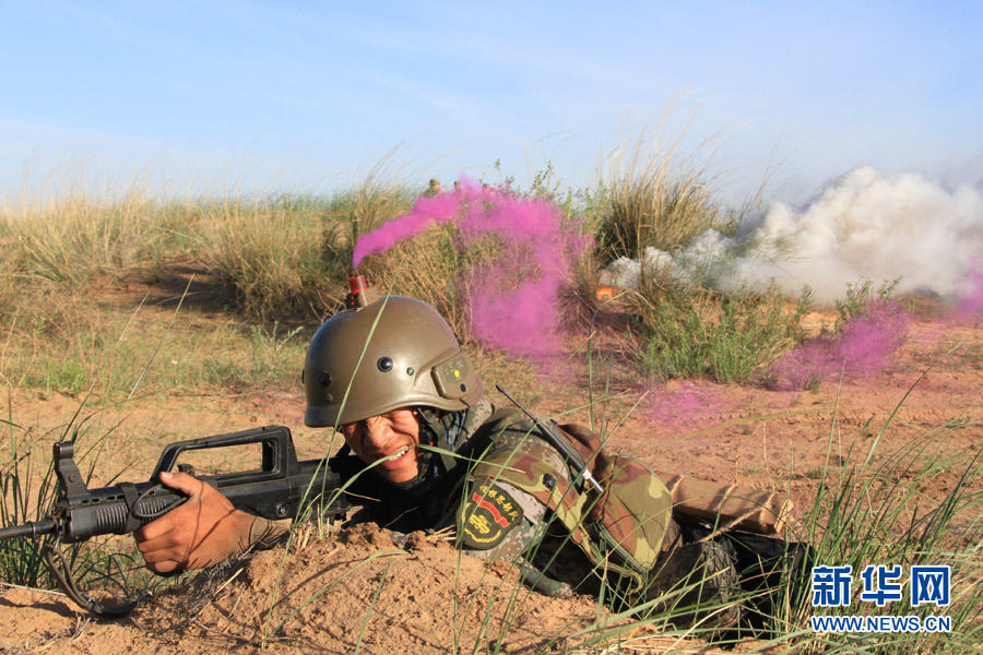 朱日和军演工兵扛炸药包破障