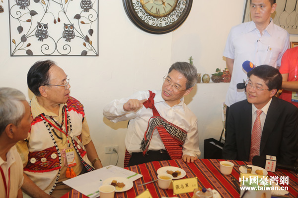 张志军身穿台湾原住民服装化身旅游推销员