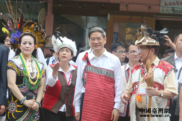 张志军身穿台湾原住民服装化身旅游推销员