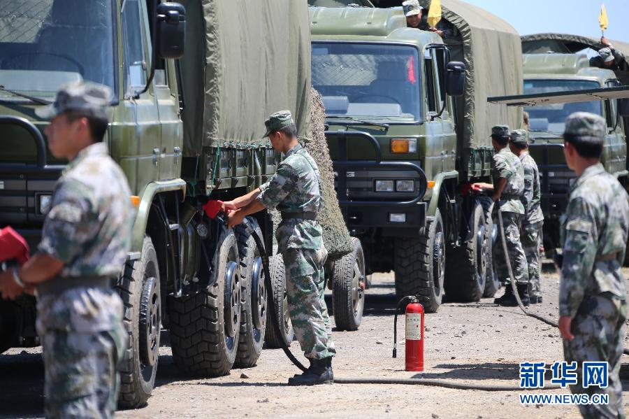 解放军向渤海基地运送弹药物资