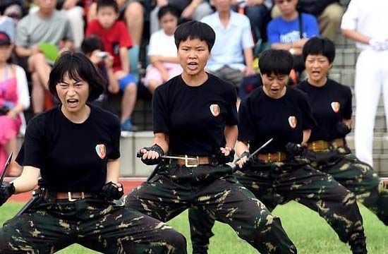 駐港部隊女兵兇狠展示持刀格鬥