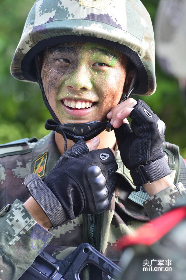 密林中缉毒精英部队悄然出击