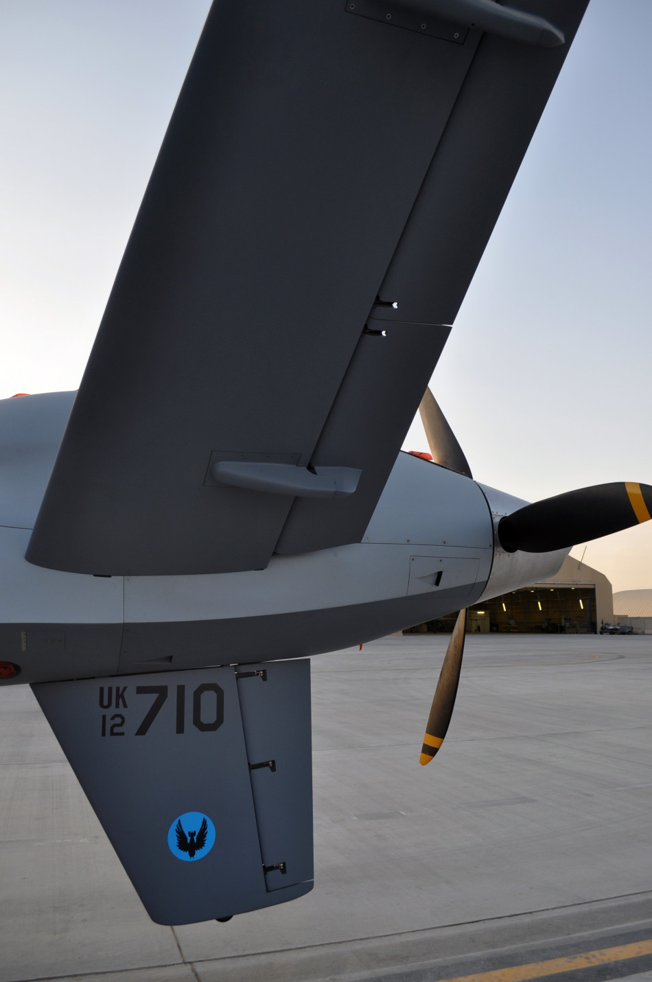 驻阿英军组装mq-9无人机现场