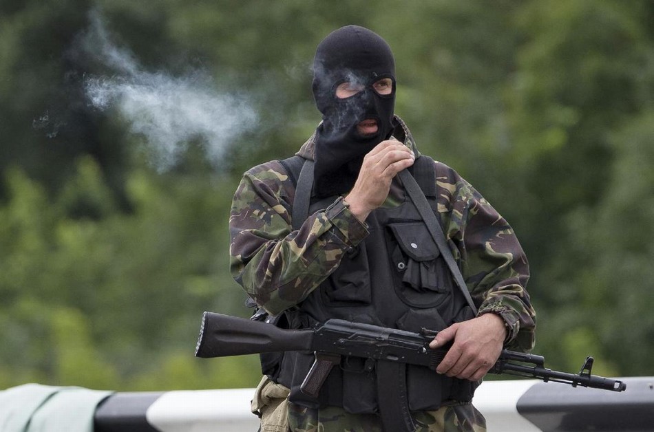 乌克兰士兵在斯拉维扬斯克市中心广场戒备