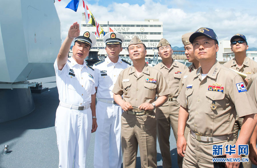 尹政相(左三)在中國海軍導彈驅逐艦海口艦艦長晏鵬(左一)陪同下槽觀