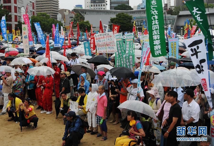 日本大阪举行大规模抗议集会反对解禁集体自卫权