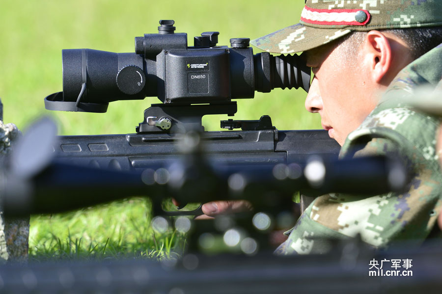 广东边防给95式装美式acog瞄镜