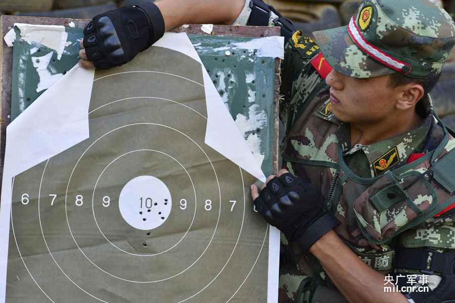 7月5日,一名战士正在使用无线视频射击校枪训练仪进行校枪.