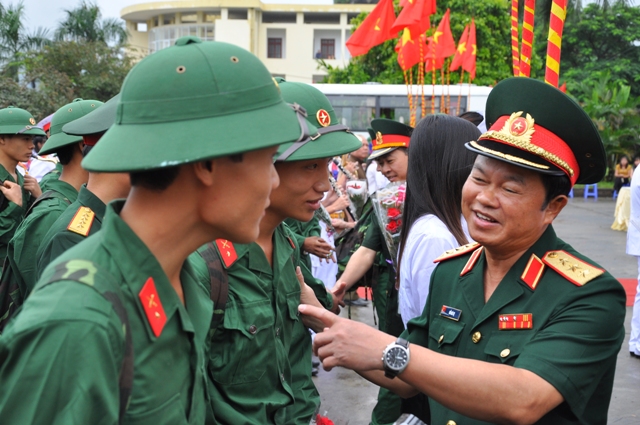 越南新兵入伍军方高官送行