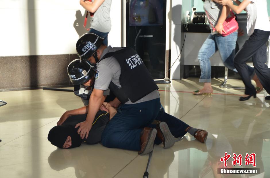 云南反恐演练歹徒持刀抢银行