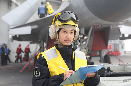 陆航直19挂8枚导弹飞行猛图