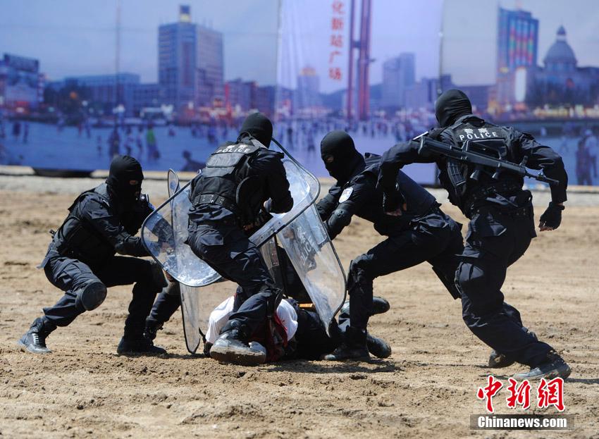 特警群拥而上暴恐分子立马就擒