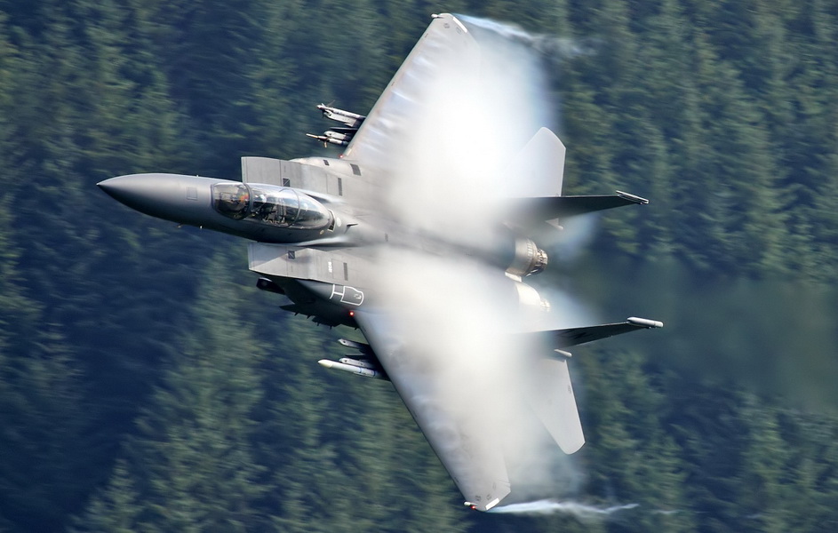 军机"音爆云":歼10披白纱裙