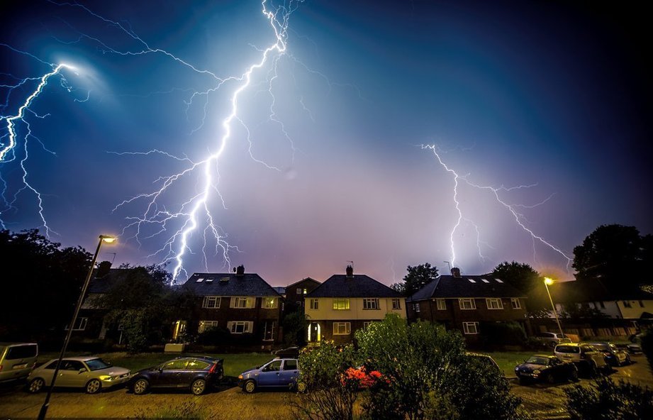 英伦天空上演震撼雷电秀