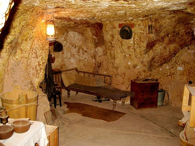 澳小镇居民挖洞穴取暖纳凉住山洞建地下城