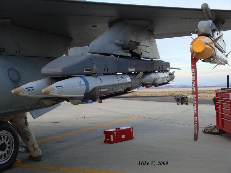 f-15e战斗机挂载gbu-39小直径炸弹