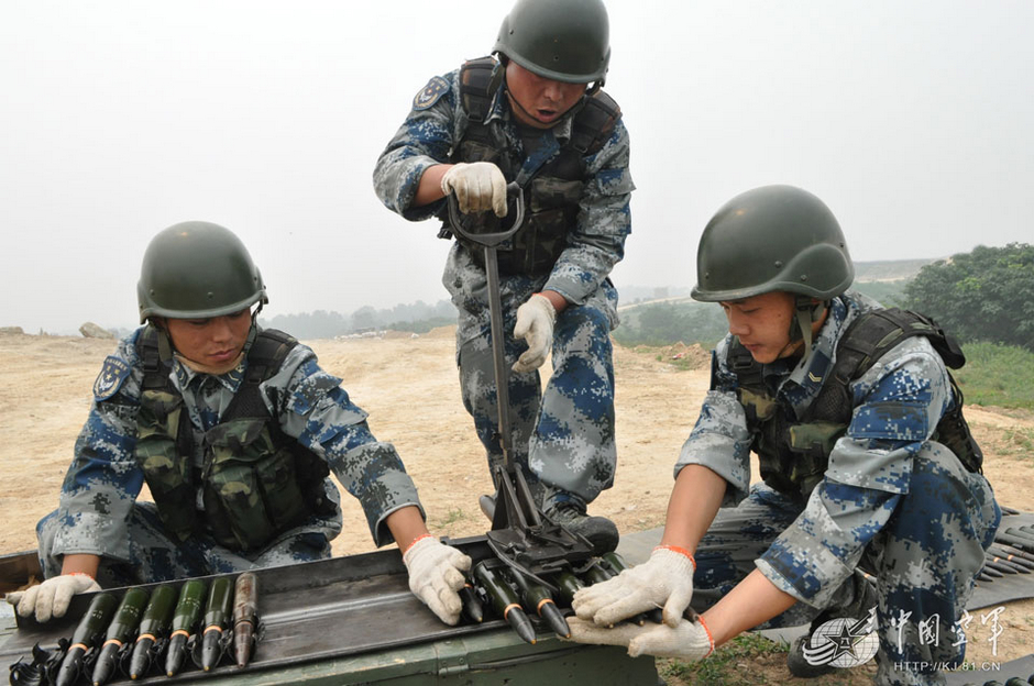 迅速给某型防空高炮装弹