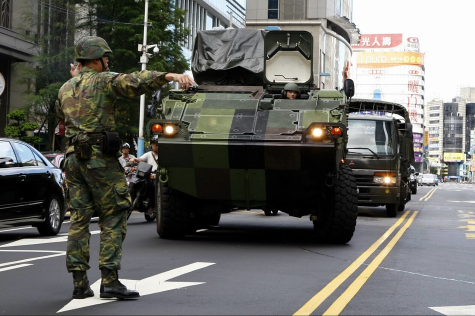 台湾首次出动云豹战车对抗台风
