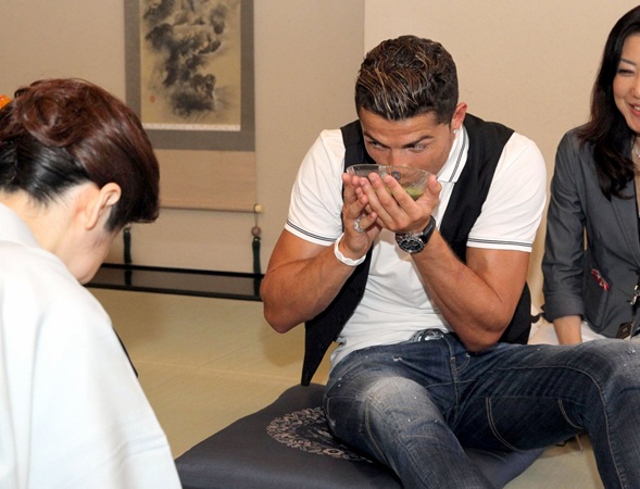 c罗为代言亮相日本赞日本男足亚洲最棒