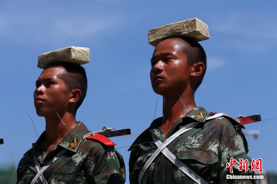 实拍武警国旗护卫战士烈日苦练