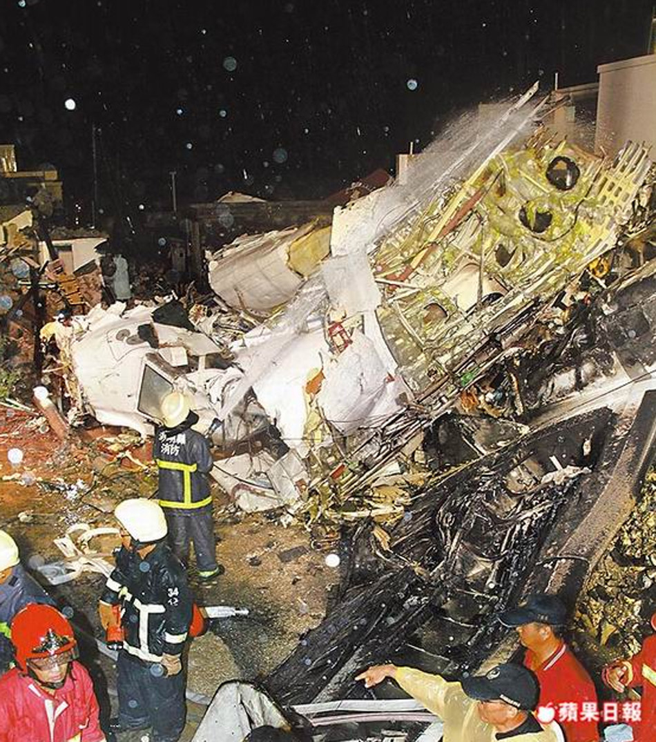 台湾ge222班机坠机起火现场