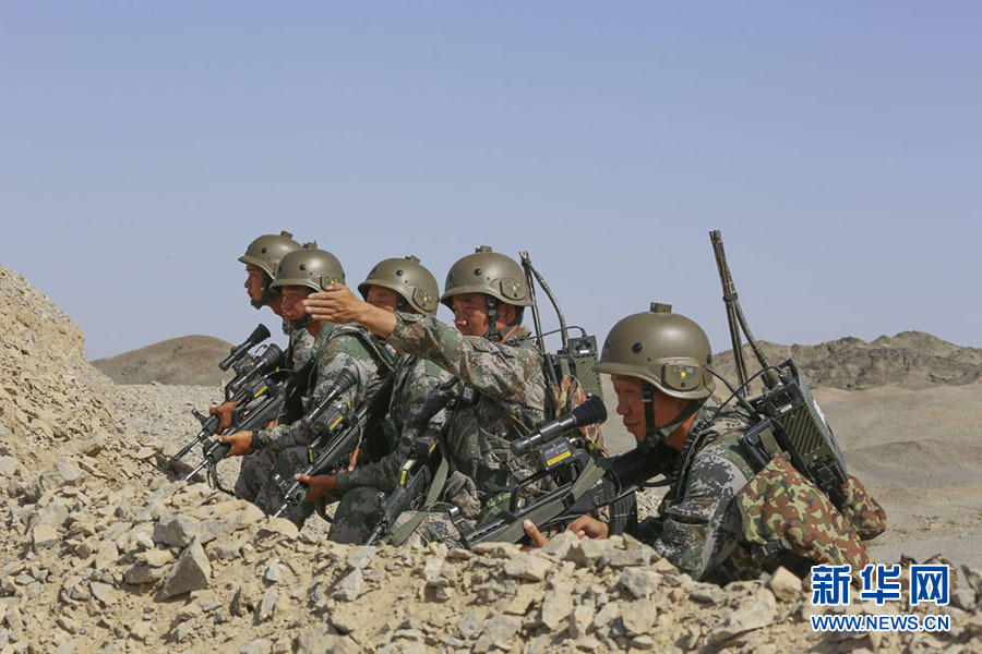 新疆军区某部演习蓝军追打红军